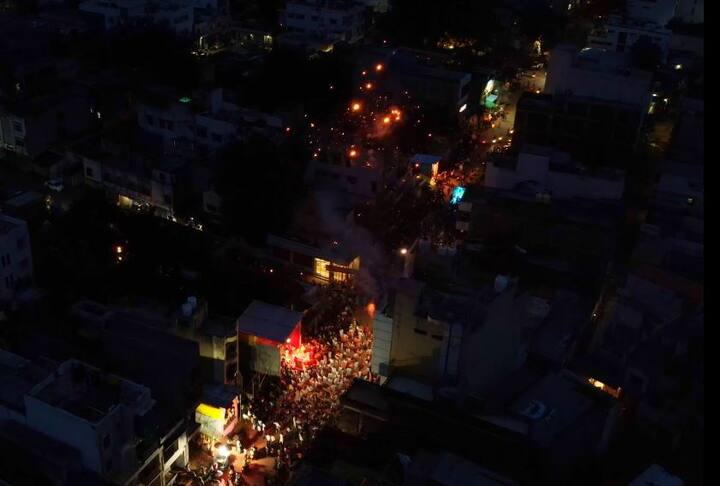 जालन्यात ढोल ताशांच्या गजरात मिरवणुकी निघत आहेत.