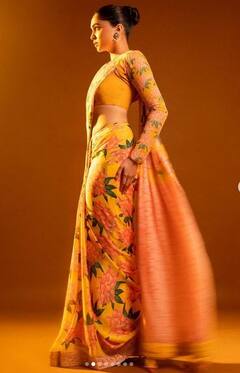 Sharvari Wagh: ਸ਼ਰਵਰੀ ਵਾਘ ਨੇ ਟ੍ਰੈਡਿਸ਼ਨਲ ਲੁੱਕ 'ਚ ਲਾਇਆ ਹੌਟਨੈੱਸ ਦਾ ਤੜਕਾ, ਡੀਪਨੇਕ ਬਲਾਊਜ਼ ਵਿੱਚ ਦਿੱਤੇ ਸਿਜ਼ਲਿੰਗ ਪੋਜ਼