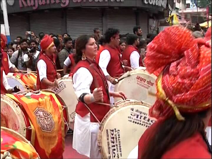 मराठी कलाकारांनी बाप्पाच्या मिरवणुकीत बेभान होऊन ढोल-ताशांचा गजर केला आहे.