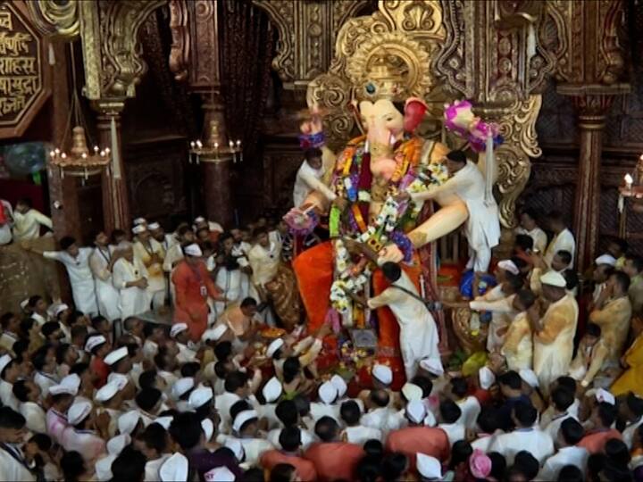 लालबाग मार्केटमधून लालबागच्या राजाची स्वारी हळूहळू पुढे सरकत आहे.