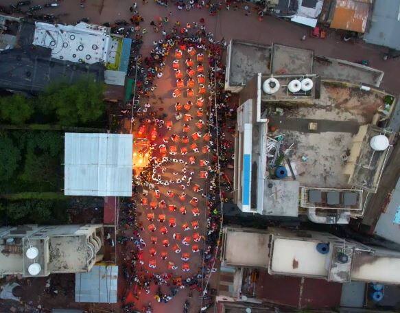 जालना शहरातील ब्रम्हास्त्र ढोल पथकाचा निनाद आसमंतात घुमत आहे.