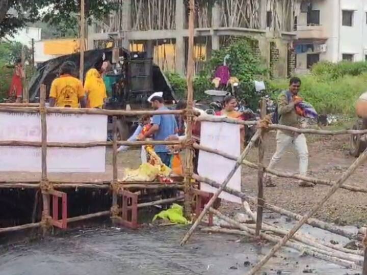 मिरवणुका पाहण्यासाठी गणेश भक्तांची रेलचेल सुरू झाली आहे.