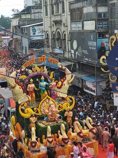 पुण्यातील मानाचा तिसरा गणपती गुरुजी तालीमची दिमाखदार मिरवणूक!
