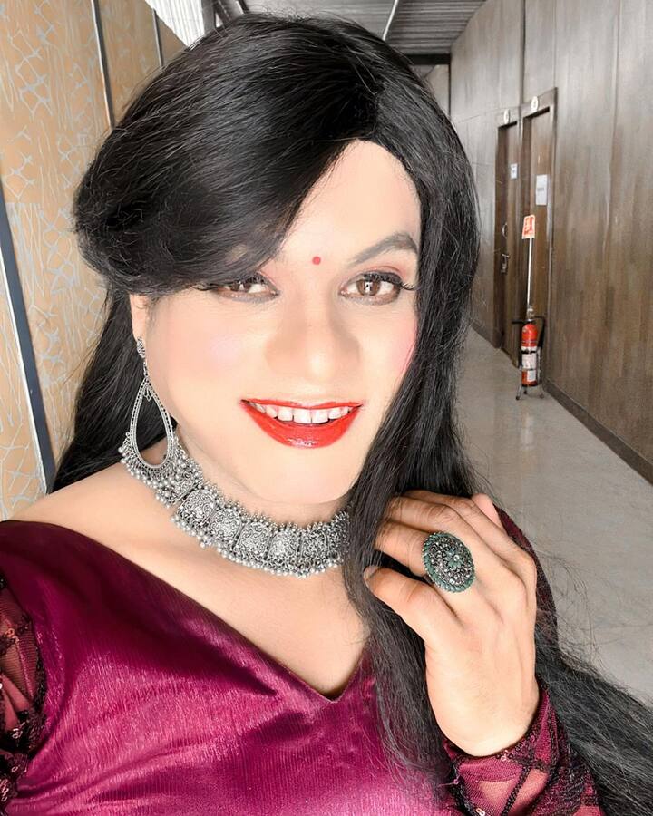 டைமிங் காமெடி செய்து பலரின் மனதில் இடம்பிடித்தார்.