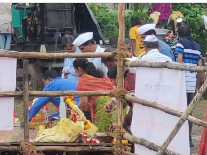 विसर्जनाला प्रारंभ झाल्याने शहरातील अंतर्गत रस्ते वाहतुकीसाठी बंद करण्यात आले आहेत.