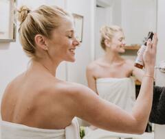 Skin Care Tips : वयाच्या पन्नाशीनंतरही चेहऱ्यावर चमक हवी आहे? फाॅलो करा 'हे' भन्नाट स्किन केअर रूटिन