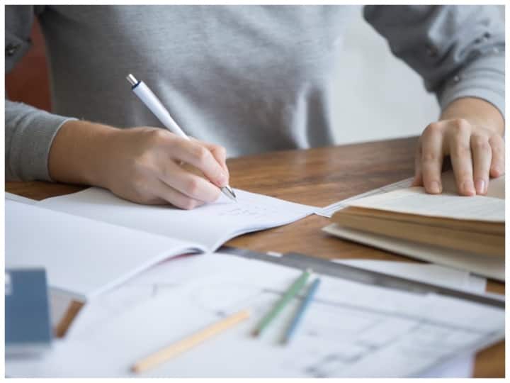 इस परीक्षा के लिए हॉल टिकट एग्जाम से कुछ समय पहले जारी होंगे. अपडेट के लिए वेबसाइट jssc.nic.in पर नजर रखें.