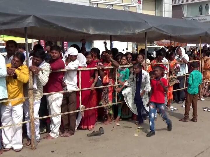 या ठिकाणी महाराष्ट्रासह परराज्यातून सुद्धा भक्तमंडळी आपल्या नवसाचा मोदक नेण्यासाठी गर्दी करत असतात.