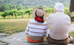 How to Take Care of Grandparents : 5 सोप्या पद्धतीने घरातील वृद्धांची काळजी घ्या, मानसिकदृष्ट्या राहतील आनंदी