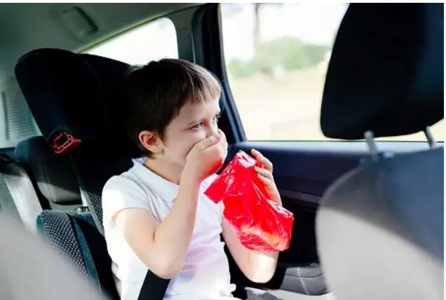 बहुतेक वेळा, मोशन सिकनेसचे सर्वात मोठे कारण म्हणजे वाहनाच्या खिडक्या बंद असणे. यामुळे लहान मुलांना त्रास व्हायला लागतो.