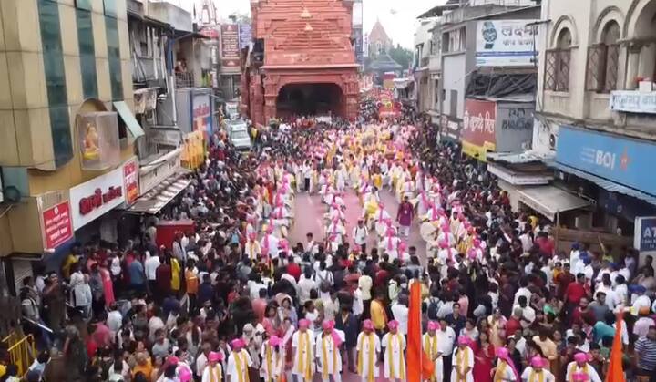 पुण्यात गणरायाच्या वैभवी मिरावणुकांना जल्लोषात सुरुवात झाली आहे.