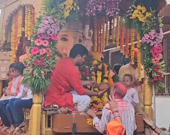 यावेळी 'गणपती बाप्पा मोरया, पुढच्या वर्षी लवकर या' चा जयघोष करत गणेशभक्तांनी बाप्पाला निरोप दिला जात आहे.