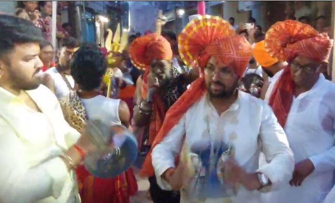 गणपती मिरवणुकीत माजी मंत्री अर्जुन खोतकर आणि त्यांचे पुत्र अभिमन्यू खोतकर यांनी डमरु वाजवत मानाच्या मिरवणुकीत सहभाग घेतला.