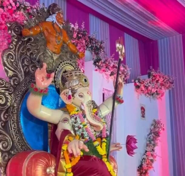 Ganpati Visarjan 2023 : ताडदेव पोलीस वसाहतीत राहणाऱ्या सर्व पोलीस कर्मचारी आणि अधिकाऱ्यांनी ड्युटीवर सज्ज होण्यापूर्वी बाप्पाची आरती केली.