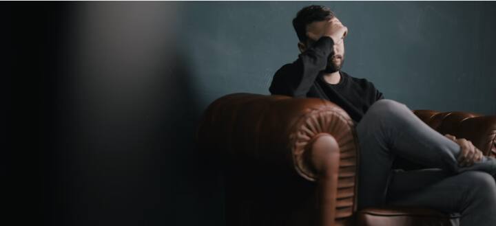 रिलेशनशिप डिप्रेशनच्या लक्षणांबद्दल बोलताना, मेडिकल हेल्थ टुडेच्या मते, हा एक प्रकारचा मूड  डिसऑर्डर आहे ज्यामध्ये व्यक्ती नेहमी नकारात्मक गोष्टींचा विचार करते. जेव्हा एखादी व्यक्ती  डिप्रेशनमध्ये असते तेव्हा त्याच्या शारीरिक आणि मानसिक आरोग्यामध्ये बरेच बदल दिसून येतात.