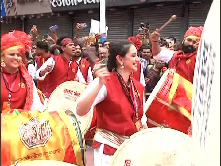 पुण्यातील बेलबाग चौकातून मिरवणुकीला सुरुवात झाली आहे.