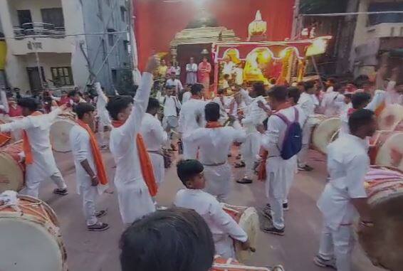 गणपती मिरवणुकीचा मोठा उत्साह पाहायला मिळत आहे.