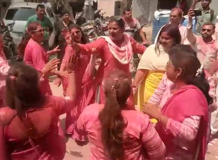 याचबरोबर खासदार हिना गावित यांनी मिरवणुकीत सहभागी होत तरुणींसोबत लेझीम नृत्याचा आनंद घेतला.