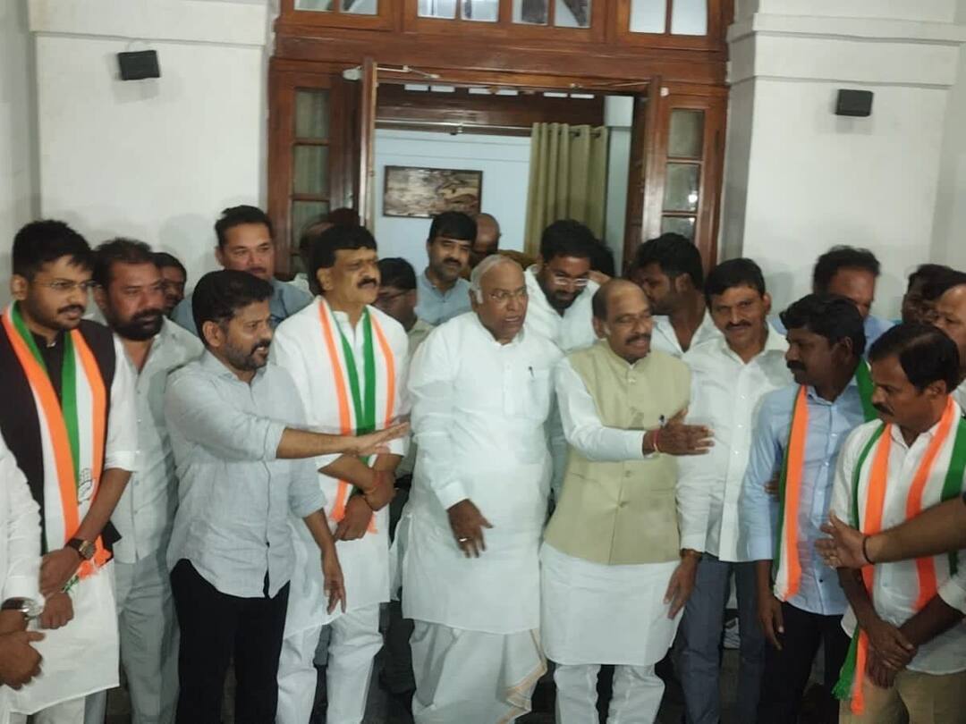 BRS MLA Mynampally Hanumantha Rao and Son Along with Former MLA Vemula Veeresham Join Congress Party Telangana Polls: Big Jolt To BRS As Malkajgiri, Nakrekal MLAs Switch To Congress Ahead Of Elections