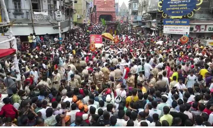 बाप्पाला निरोप देण्यासाठी नागरिक एकत्र आले आहेत.