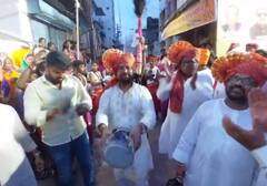 Jalna : पित्याच्या हाती डमरु तर पुत्राच्या हाती झांज, गणपती मिरवणुकीत खोतकर पिता पुत्रांचा अनोखा अंदाज