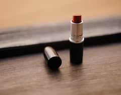 Fashion Tips : लिपस्टिक लावताना 'या' गोष्टी लक्षात ठेवा, तुम्हाला मिळेल क्लासी लुक