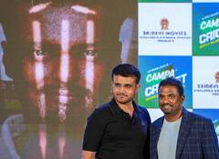 Muralitharan On Sourav: ধোনির হাতে তৈরি দল তুলে দিয়েছিল সৌরভ, বায়োপিকের প্রচারে এসে বললেন মুরলীধরন