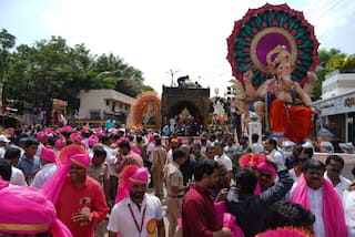 Nashik Ganesh Visarjan : नाशिकमध्ये गणेश विसर्जन मिरवणुकीला सुरवात, आमदार फरांदेंच्या हातात नाशिक ढोल, पालकमंत्र्यांचा हटके डान्स 
