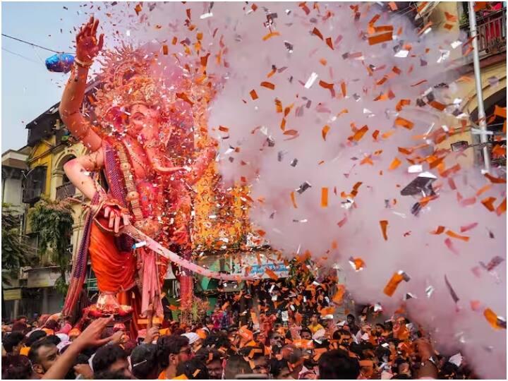 Ganesh Utsav 2023: 10 दिवसीय गणेश उत्सव के समापन पर गुरुवार को ढोल-नगाड़ों और 'गणपति बप्पा मोरया' के जयकारों के साथ विघ्नहर्ता की प्रतिमाओं का विसर्जन का जुलूस निकाला गया.