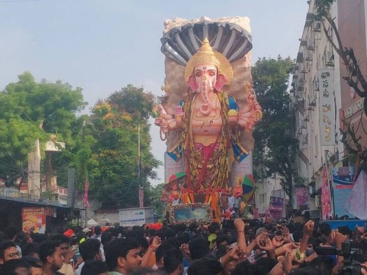 Hyderabad Ganesh Immersion: భాగ్యనగరంలోని గణనాథులు నిమజ్జనానికి తరలివెళ్తుండగా.. సాగనంపేందుకు వేలాది మంది భక్తులు వస్తున్నారు. కన్నులపండువగా సాగుతున్న ఈ శోభాయాత్ర చూసేందుకు రెండూ కళ్లు సరిపోవు.