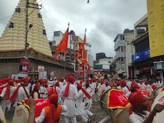 Kolhapur Ganesh Darshan : कोल्हापुरात गणेश विसर्जन मिरवणुकीस थाटात सुरुवात; पारंपरिक ढोल पथकांनी ताल धरला