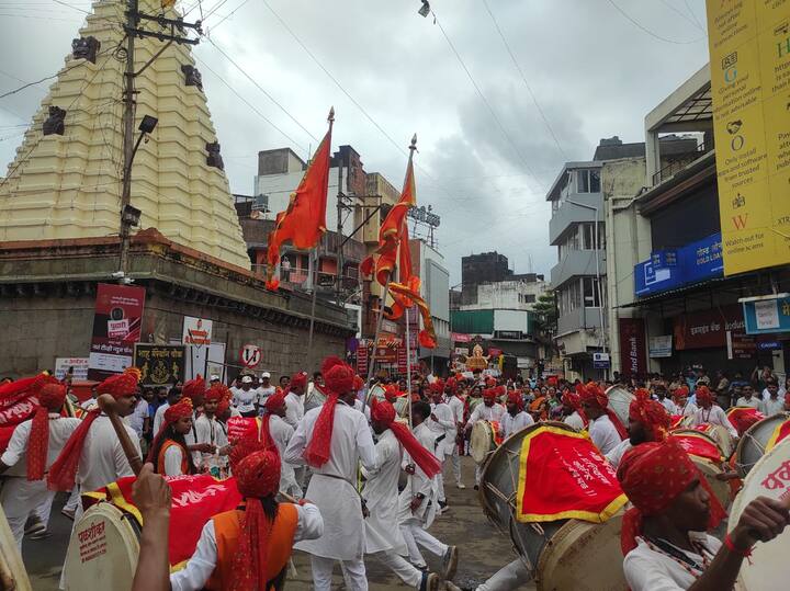 कोल्हापुरात विसर्जन मिरवणुकीला प्रारंभ झाला आहे.