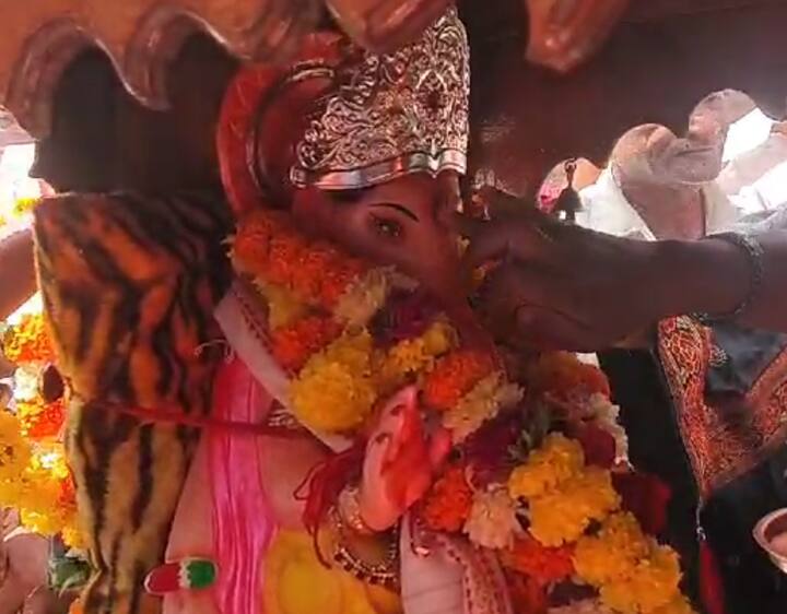 धुळे शहरातील 128 वर्षांची परंपरा असलेल्या मानाच्या खुनी गणपतीच्या मिरवणुकीला प्रारंभ झाला आहे.