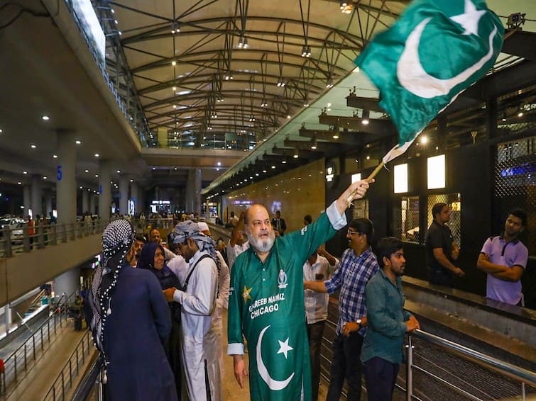 'Jeetega Bhai Jeeteega...:' Pakistan Fan Basheer 'Chicago Chacha' Waves Pak National Flag, Says We Have To Win- WATCH 'Jeetega Bhai Jeeteega...:' Pakistan Fan Basheer 'Chicago Chacha' Waves Pak National Flag, Says We Have To Win- WATCH