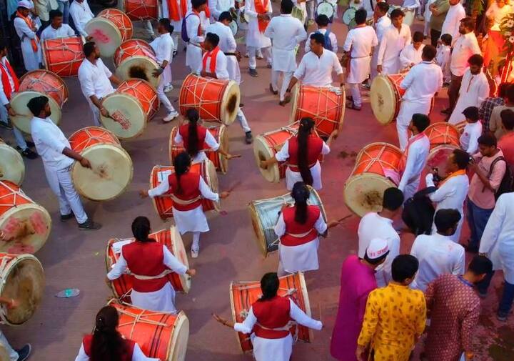 जालन्यात गणपतीच्या मिरवणुकांना सुरुवात, ढोल ताशांच्या गजरात पथकांचा उत्साह
