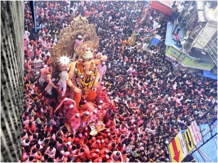 प्रसिद्ध लालबागचा राजा की प्रतिमा के विसर्जन का जुलूस आकर्षण का मुख्य केंद्र रहा. गणेश प्रतिमाओं पर फूलों की वर्षा देखने के लिए लालबाग की श्रॉफ इमारत में भी काफी संख्या में श्रद्धालु जुटे रहे.