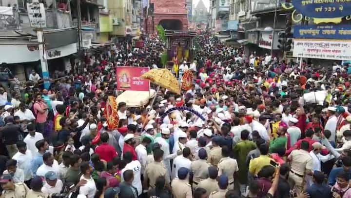 रस्त्याच्या दुतर्फा नागरिकांनी गर्दी केली आहे.