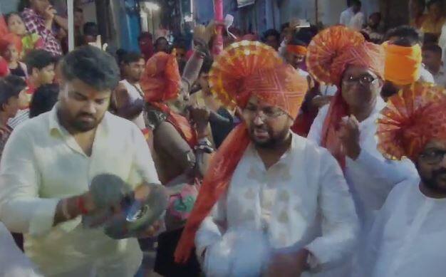 पित्याच्या हाती डमरु तर पुत्राच्या हाती झांज. गणपती मिरवणुकीत खोतकर पिता पुत्रांचा अनोखा अंदाज