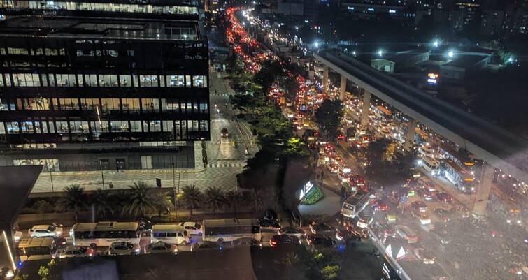 bengaluru traffic jam ring road people face problems social media reactions Bengaluru Traffic : बंगळुरुमध्ये मोठी वाहतूक कोंडी, सकाळी शाळेत गेलेली मुले थेट रात्री घरी परतली