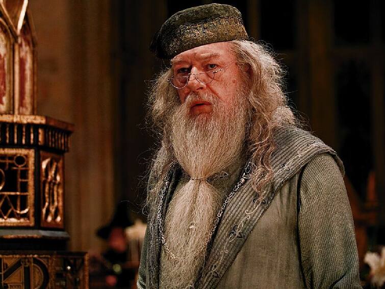 Michael Gambon played Professor Dumbledore in Harry Potter Dies At 82 Harry Potter Dumbledore: ஹாரி பாட்டர் ரசிகர்கள் கண்ணீர் அஞ்சலி... டம்பிள்டோர் நடிகர் மைக்கேல் கேம்பன் காலமானார்!