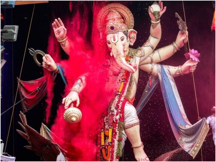 दक्षिण मुंबई में गिरगांव की ओर जाने वाली मुख्य सड़क पर भी भीड़ उमड़ी. इसी मार्ग से सबसे ज्यादा विसर्जन जुलूस गुजरते हैं, जिनमें फोर्ट, गिरगांव, मझगांव, भायखला, दादर, माटुंगा, सायन, चेंबूर और अन्य क्षेत्रों की गणेश प्रतिमाएं विसर्जन के लिए ले जाई जाती हैं.