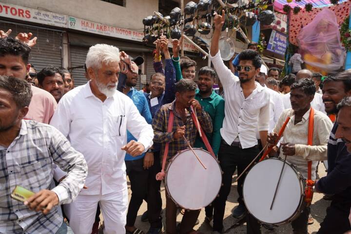 त्यानंतर थेट आमदार देवयानी फरांदे यांनी मिरवणूकीत सहभागी होत ढोल हातात घेत वादन केले. त्याचबरोबर दादा भुसे यांनी मालेगावच्या प्रसिद्ध तीन पावलीवर भन्नाट डान्सही केला.