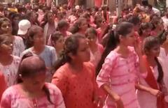 Nandurbar News : सनई -संबळाचा ठेका, हलगीचा नाद, नंदुरबारमध्ये तरुणाई थिरकली तीन पावलीवर, खासदार हिना गावितांचे लेझीम नृत्य