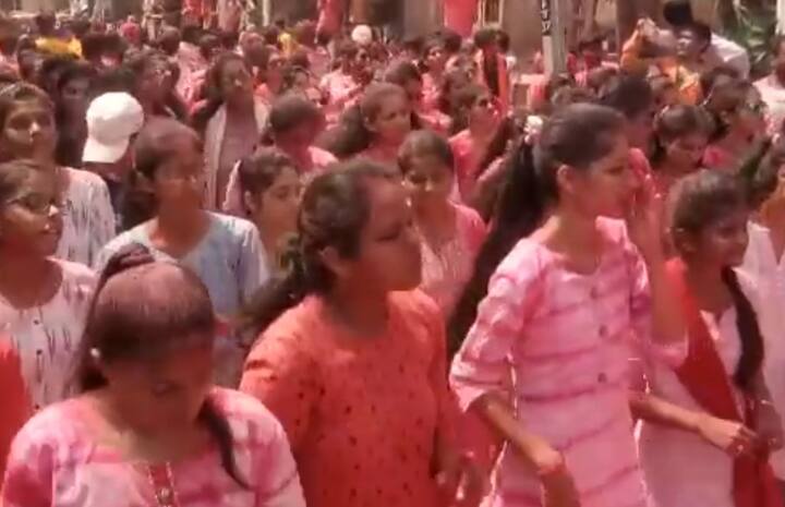 नंदुरबार शहरातील गणपती विसर्जन मिरवणुकीला सुरुवात झाली असून मानाच्या गणपतीचा रथ विसर्जन मार्गावर मार्गस्थ झाला आहे.