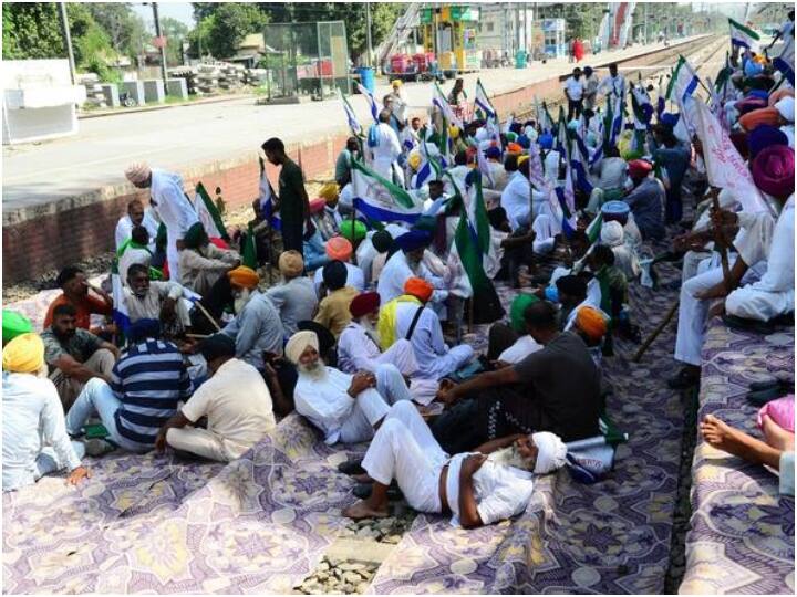 प्रदर्शनकारी उत्तर भारत में बाढ़ से प्रभावित किसानों के लिए वित्तीय पैकेज, सभी फसलों पर एमएसपी के लिए कानूनी गारंटी और कर्ज माफी की मांग कर रहे हैं.