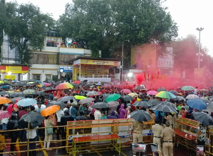 Pune Ganesh visarjan 2023 Ganpati procession starts in full rain Alka talkies Pune Ganesh visarjan 2023 : बाप्पाला निरोप देताना आभाळ गहिवरलं; पुण्यात भर पावसात मिरवणुकीतील जल्लोष कायम