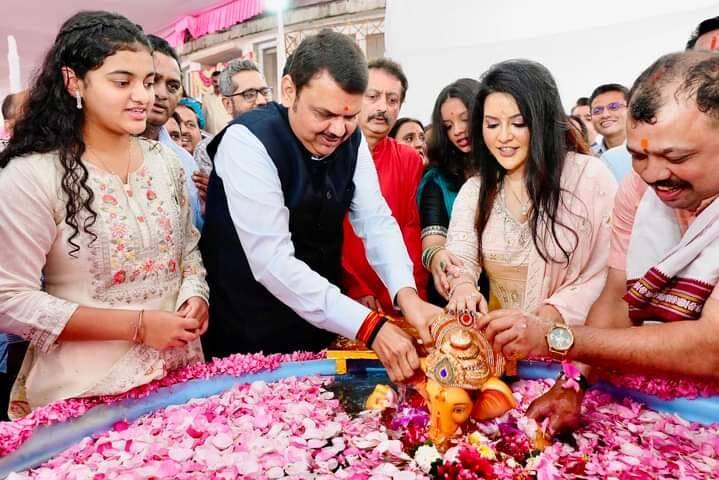 ‘सागर’ निवासस्थानी देवेंद्र फडणवीसांनी सहकुटुंब बाप्पाना निरोप दिला.