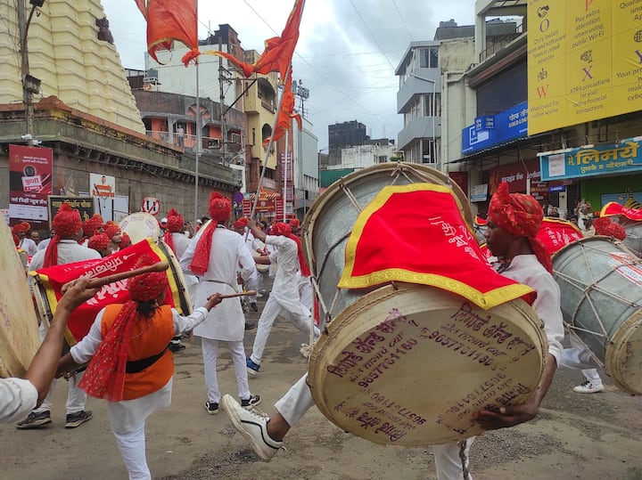 त्यानंतर कोल्हापुरात गणेश विसर्जन मिरवणुकीस थाटात सुरुवात झाली आहे.