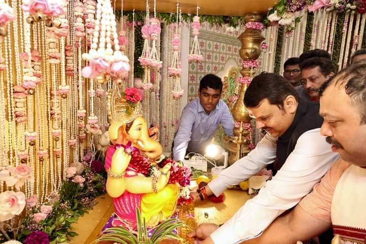 ‘सागर’ निवासस्थानी देवेंद्र फडणवीसांनी आज लाडक्या गणरायाचे कुटुंबीयांसोबत, पर्यावरणपूरक पद्धतीने विसर्जन केले.