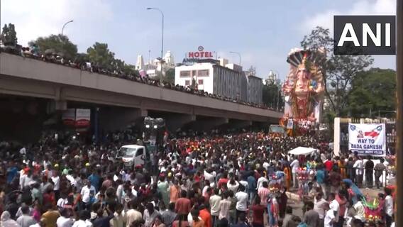 Khairatabad Ganesh Sobhayatra: కోలాహలంగా ఖైరతాబాద్ గణేశుడి శోభాయాత్ర